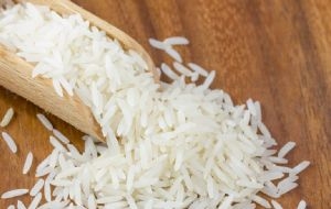 Ni agua ni sal: el ingrediente clave que mejora la textura del arroz blanco y pocos conocen