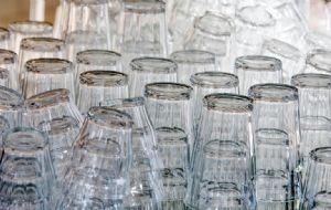 Los vasos apilados no van más: el método japonés que es perfecto para hacer espacio en la cocina