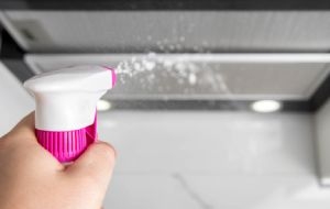 Cómo eliminar la grasa de los muebles de cocina con solo 2 ingredientes que tienes en casa