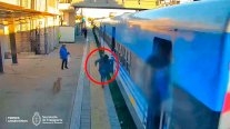 Mujer se salvó de milagro de ser aplastada por tren en Argentina