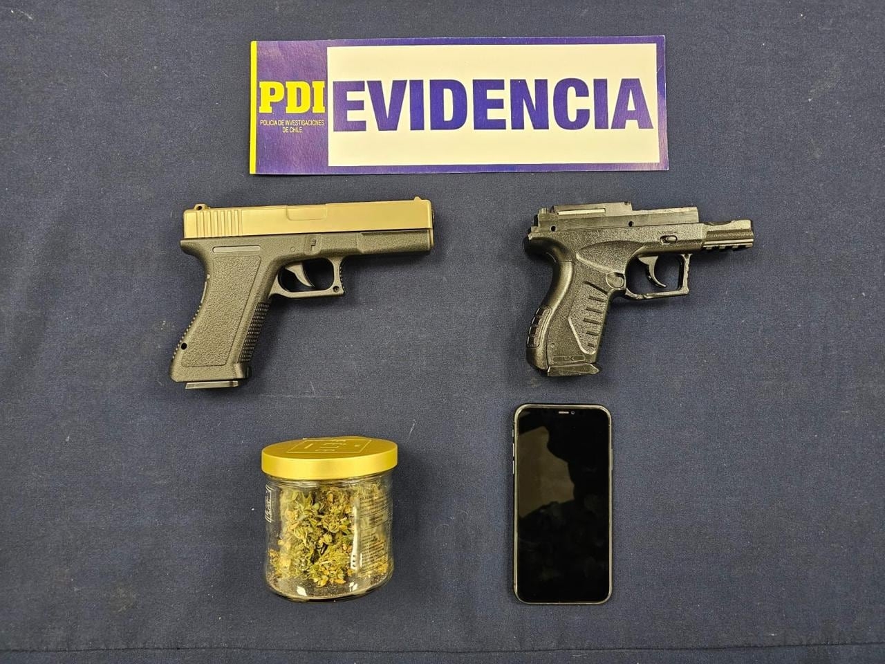 Detienen a tres estudiantes de colegio de Isla de Maipo: dos por manipular una pistola fogueo y uno por amenazar con un arma en redes sociales   