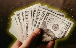 El método correcto para doblar los billetes y atraer la abundancia, según el Feng Shui