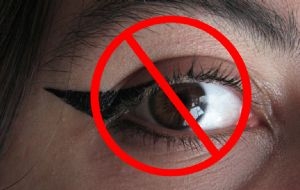 El delineado grueso murió: este es el trazo que levanta la mirada y rejuvenece el rostro