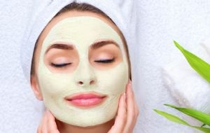 Dile adiós a las manchas de la piel con esta mascarilla casera a base de 3 ingredientes de cocina