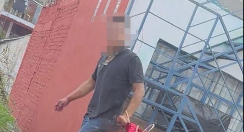 Impactante: Hombre camina por plena calle en México con cabeza humana en sus manos